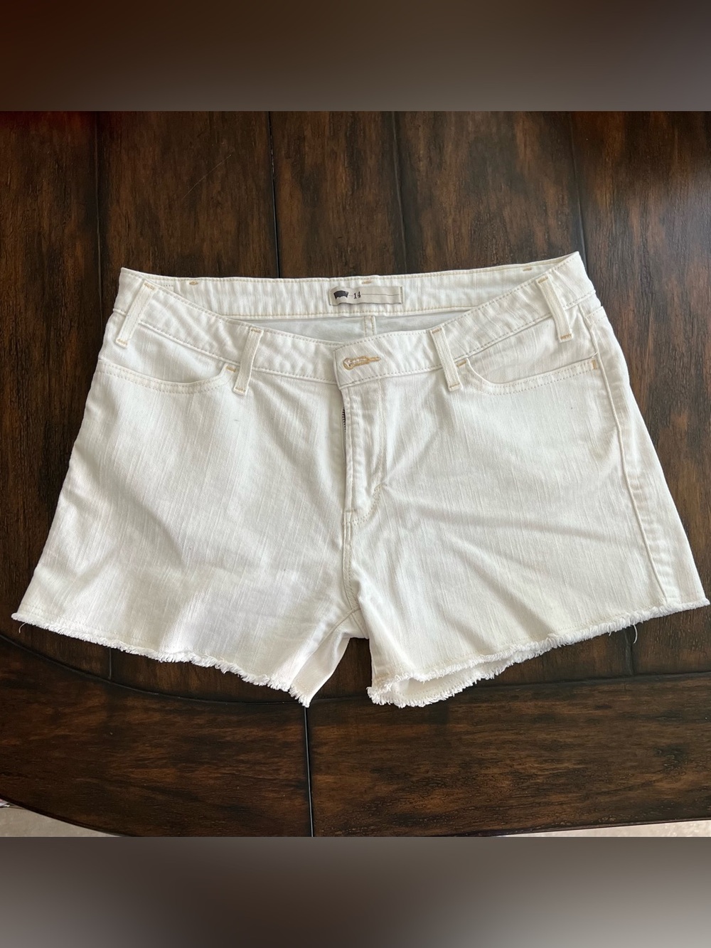 ☀️☀️SUMMER SALE - Levi's Classic White Denim Shorts Raw Hem 3.5” Ins Size 14